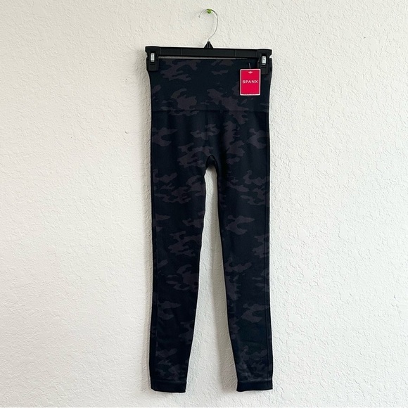 SPANX Look At Me Now High Waisted Seamless Leggings Black Camo Small NEW Gym - Picture 2 of 8